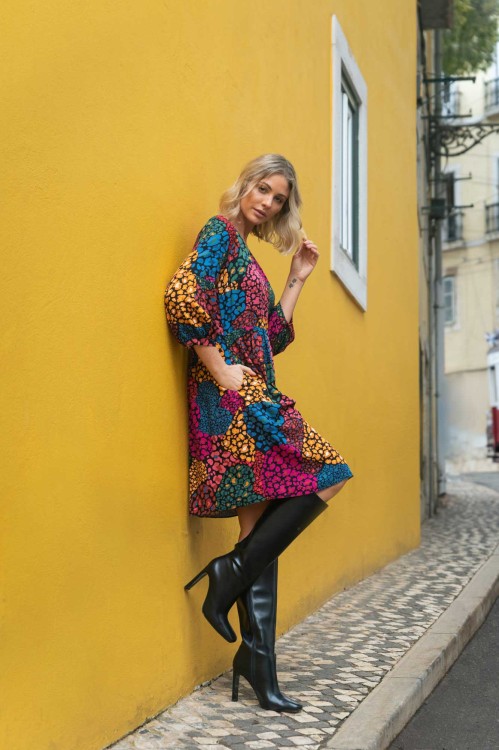 Kolorowa sukienka z kopertowym dekoltem 2