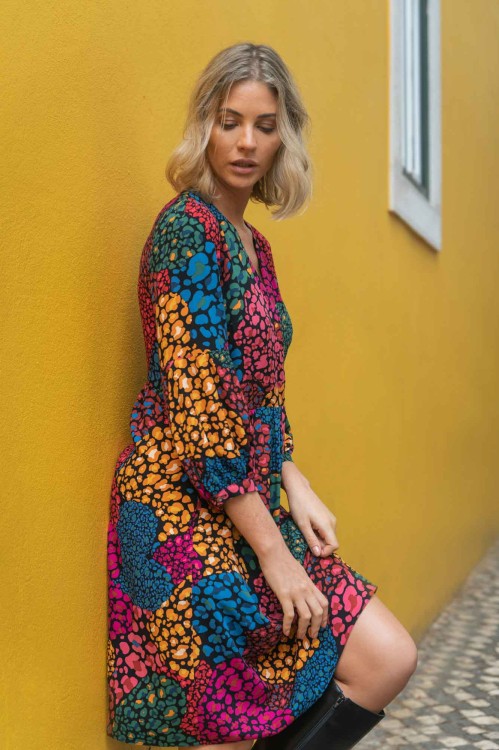 Kolorowa sukienka z kopertowym dekoltem