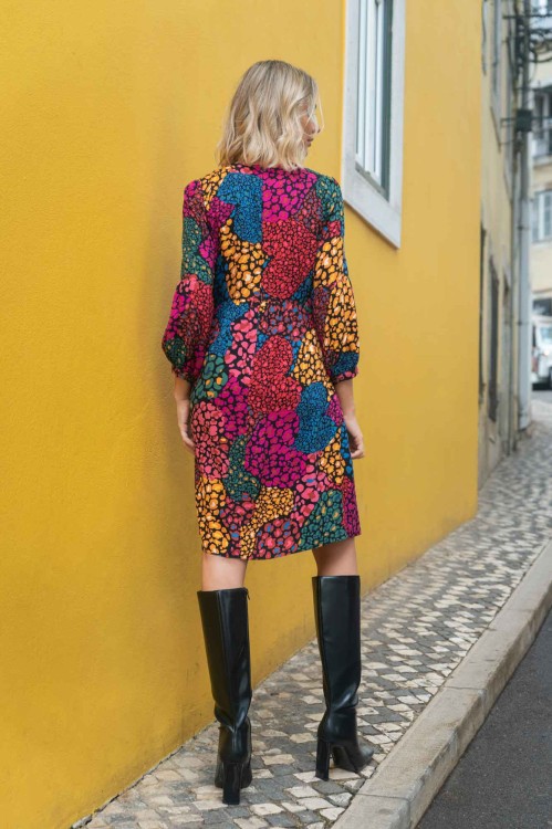 Kolorowa sukienka z kopertowym dekoltem 3