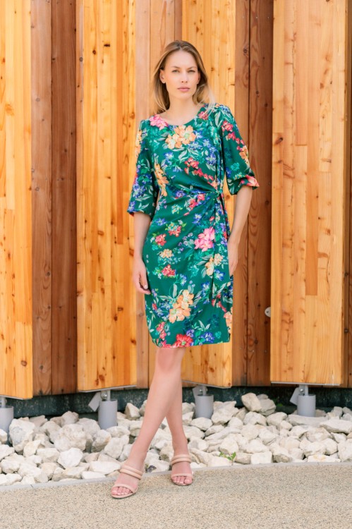 Zielona sukienka z wiązaniem1