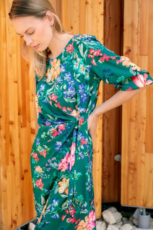 Zielona sukienka z wiązaniem