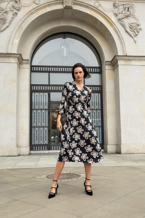 Czarna sukienka w beżowe kwiaty