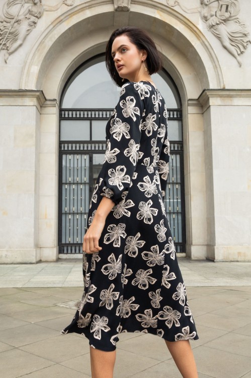 Czarna sukienka w beżowe kwiaty 1