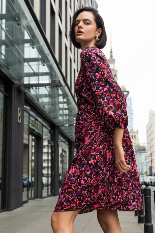 Krótka sukienka z odcięciem w talii