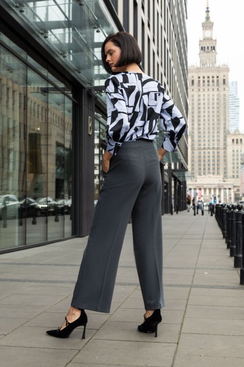 Elegancka bluzka w graficzny wzór 1
