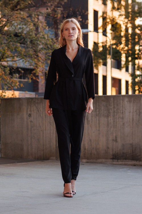 Czarny żakiet z paskiem