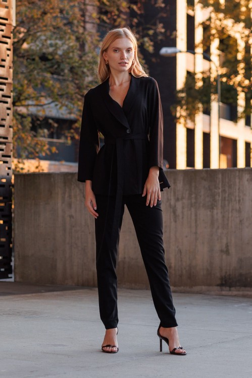 Czarny żakiet z paskiem-1