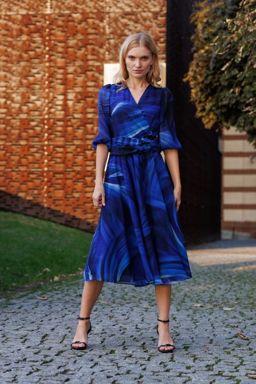 Rozkloszowana szafirowa sukienka1