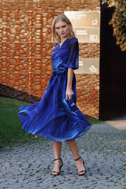 Rozkloszowana szafirowa sukienka2