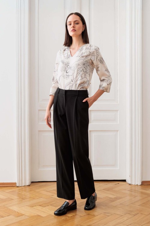 Spodnie w kolorze czarnym z zakładkami 1.jpg