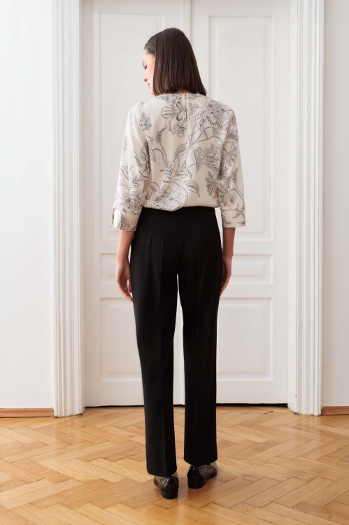 Spodnie w kolorze czarnym z zakładkami 3.jpg