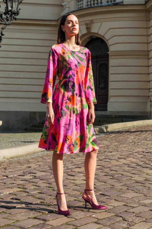 Kolorowa sukienka z rozszerzanym rękawem 2.jpg