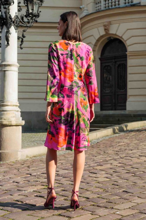 Kolorowa sukienka z rozszerzanym rękawem 3.jpg