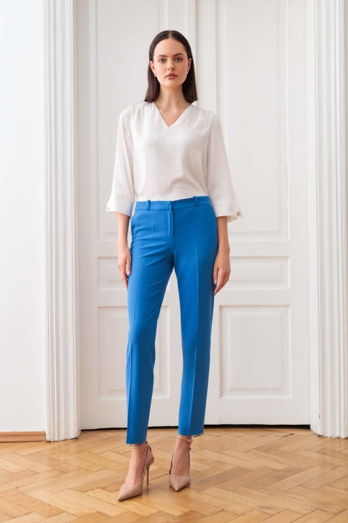 Niebieskie spodnie o klasycznym kroju 1.jpg