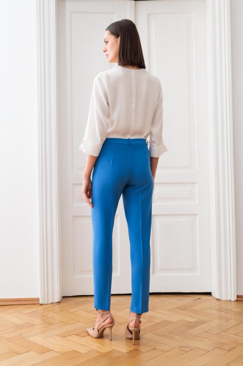 Niebieskie spodnie o klasycznym kroju 3.jpg