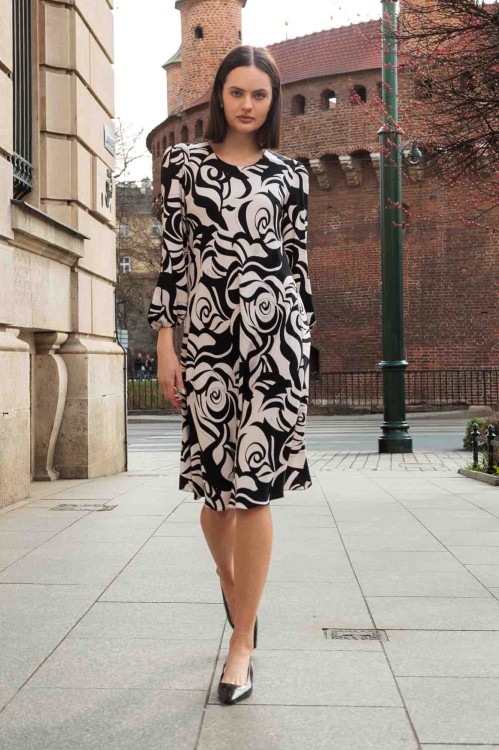 Beżowo-czarna sukienka w róże 1.jpg