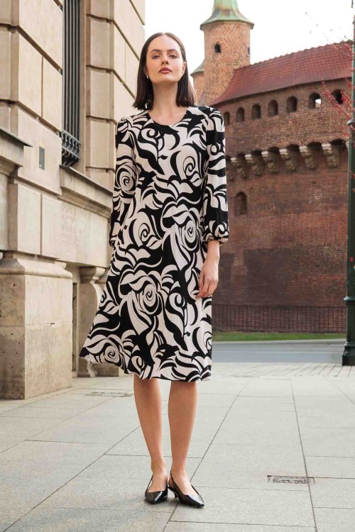 Beżowo-czarna sukienka w róże 2.jpg