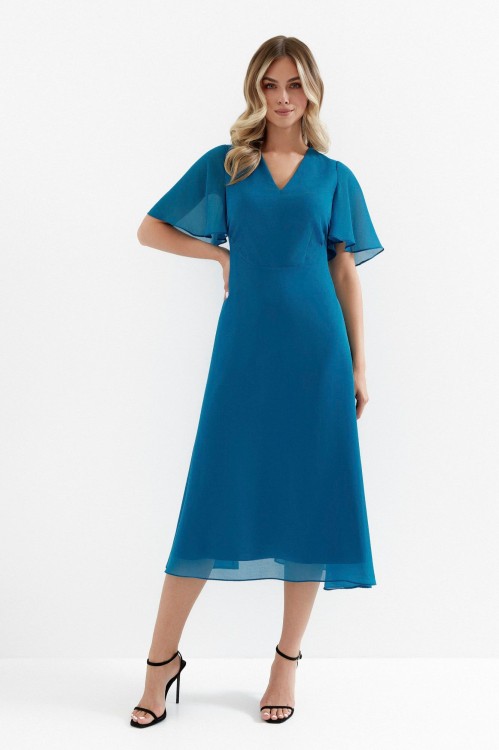 Na modelce stojącej przodem sukienka o długości midi, w kolorze szmaragdowym, z krótkim rękawem, dekoltem V, rozkloszowany dół (1).jpg