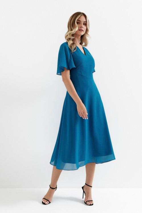 Na modelce stojącej przodem sukienka o długości midi, w kolorze szmaragdowym, z krótkim rękawem, dekoltem V, rozkloszowany dół (2).jpg