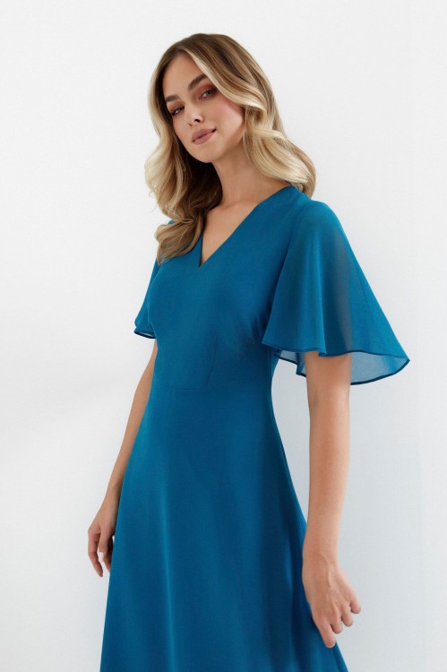 Na modelce stojącej przodem sukienka o długości midi, w kolorze szmaragdowym, z krótkim rękawem, dekoltem V, rozkloszowany dół (3).jpg