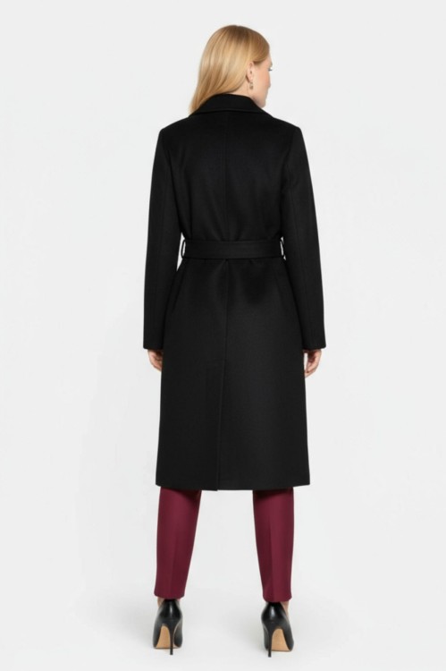 Na modelce stojącej tyłem, czarny płaszcz za kolano, przewiązany materiałowym paskiem.