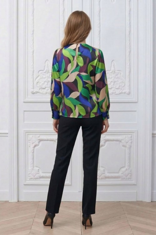 Na modelce stojącej tyłem, kolorowa bluzka z długim rękawem z mankietami, zapinana na guzik