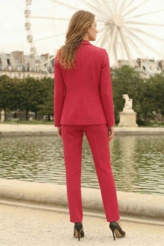 Na modelce stojącej tyłem, klasyczny, lekko taliowany żakiet w kolorze malinowym