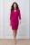 Na modelce stojącej przodem lekko dopasowana sukienka w kolorze amarantowym,  dekolt w literkę v, obszyto dookoła wąskim paseczkiem, tzw. chokerem. Długie rękawy z pęknięciem u dołu, ozdobione zostały efektownym guzikiem w kształcie białej perełki.