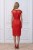 Na modelce stojącej tyłem czerwona sukienka z koronki, o długości za kolana, transparentny koronkowy karczek z łódkowym dekoltem podkreśla linię ramion. Poniżej odcięcia w talii z tyłu znajdują się cztery zaszewki , zapinana na kryty suwak