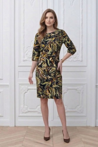 Na modelce sukienka krótka z kimonowym rękawem za łokieć, zakończony gumką, dekolt okrągły, z marszczeniem w talii z lewej strony, oraz ozdobnym marszczeniem na prawym ramieniu