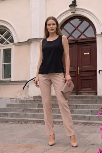 Na modelce stojącej przodem klasyczny top bez rękawów w kolorze czarnym, dekolt okrągły