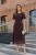 Na modelce elegancka sukienka w odcieniu burgundu w beżowe grochy, okrągły dekoltem, odcięciem po wyżej talii, krótkim, bufiastym rękawkiem zakończonym gumką, sukienka ma długość midi